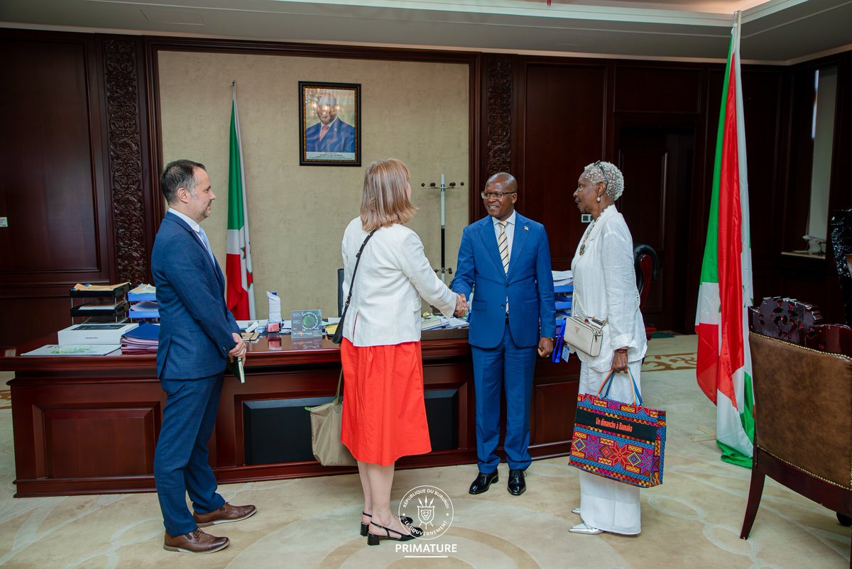 BurundiGov's tweet photo. SE le 1er Ministre, @NtahontuyeN vient de s'entretenir en audience avec  une délégation de l'@UNESCO_fr conduite par @krikou27 et accompagnée par @EKAMATARI.Ils ont échangé sur la revalorisation du patrimoine culturel #Burundi-ais dont en 1er le #Musée_Gitega et la #Foret_Mpotsa. https://t.co/HfW2wYjdRs