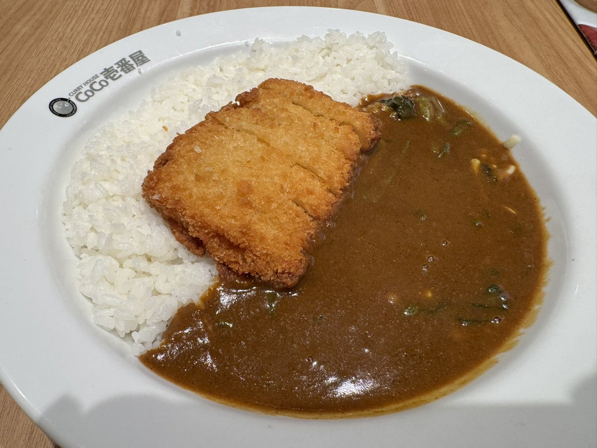 ジャカルタのCoCo壱でチキンカツほうれん草チーズ４辛。ライスの量が350とかちょっと日本より多め。

ポークカレーベースではなくベジタリアンでもないのだけど何カレーなんだろ?
日本と同じくビーフカレーもあるのでビーフソースではない。