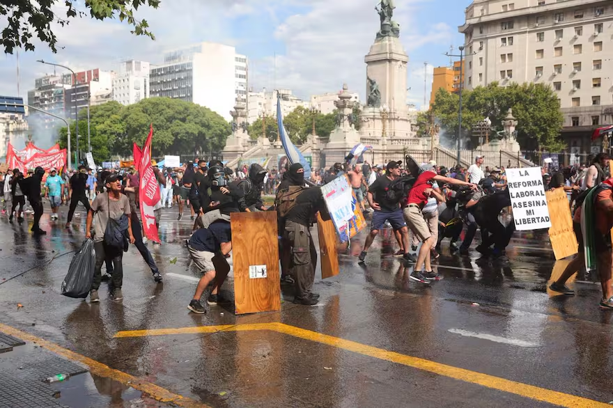 KalinaAnnGG's tweet photo. Reparar lo que destruyeron los zurdos violentos ayer va a costarle $270.000.000 al contribuyente, al laburante que tanto dicen defender. Buen día. https://t.co/mz5DkxEgBI