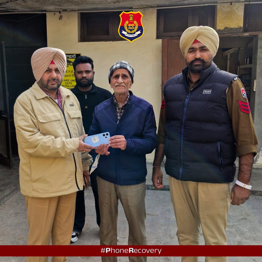 AmritsarRPolice's tweet image. ਥਾਣਾ ਚਾਟੀਵਿੰਡ ਦੀ ਪੁਲਿਸ ਵੱਲੋਂ ਇਮਾਨਦਾਰੀ ਦੀ ਮਿਸਾਲ ਕਾਇਮ ਕਰਦੇ ਹੋਏ ਗੁੰਮ ਹੋਇਆ ਮੋਬਾਈਲ ਫੋਨ ਲੱਭ ਕੇ ਉਸਦੇ ਅਸਲੀ ਮਾਲਕ ਨੂੰ ਵਾਪਸ ਕੀਤਾ ਗਿਆ।
ਅੰਮ੍ਰਿਤਸਰ ਦਿਹਾਤੀ ਪੁਲਿਸ ਹਮੇਸ਼ਾ ਲੋਕਾਂ ਦੀ ਸੇਵਾ ਅਤੇ ਭਰੋਸੇ ਨੂੰ ਕਾਇਮ ਰੱਖਣ ਲਈ ਵਚਨਬੱਧ ਹੈ।
#AmritsarRuralPolice #PunjabPolice #CommunityTrust #PhoneRecovery (1/2)