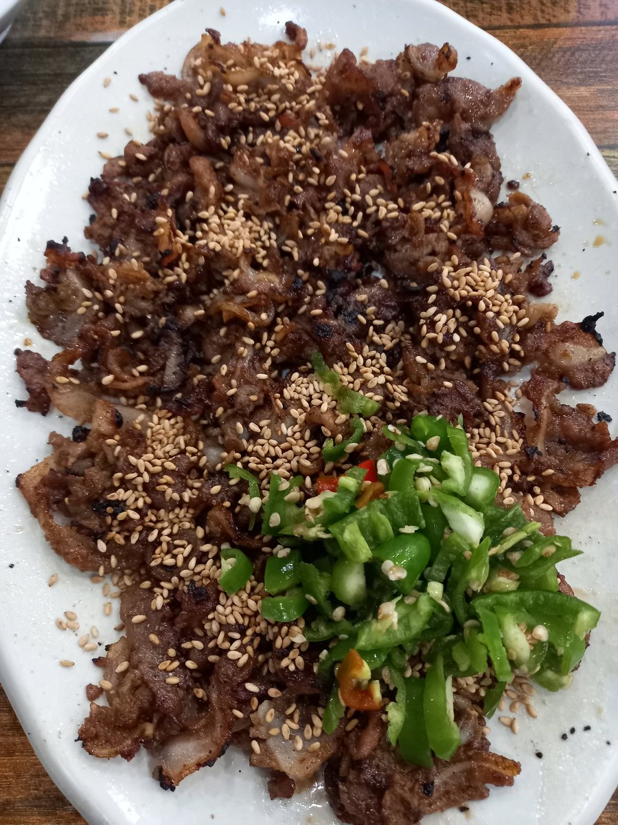 간만에 이슬이 한꼬뿌 하다가 갑자기 7수 철새 언년이 발악하며 대구빡 밀던 때가 생각나며 저런게 자중하지않고 까부는게 기가차고 헛웃음이 나온다 쩝

울이잼 대통령 취임전 까지는 하시는 일에 단 1도 토를 안달았지만 저 물건 델꼬올 때 부터 아주 아주 더.르.브.따. 닝기리