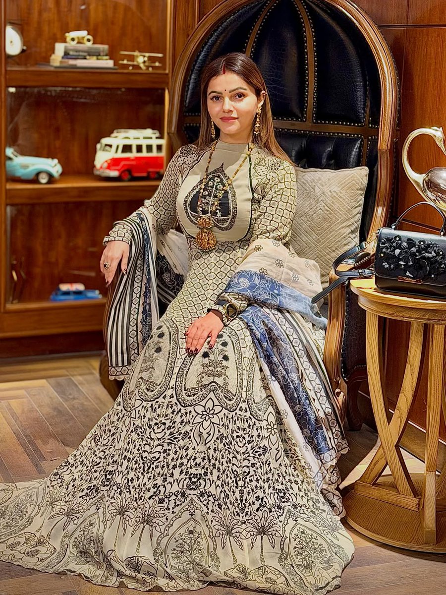 rubixboby_'s tweet photo. Queen vibes ✨🫰♥️

#RubinaDilaik #RubiHolics https://t.co/SfM2uRL8MZ