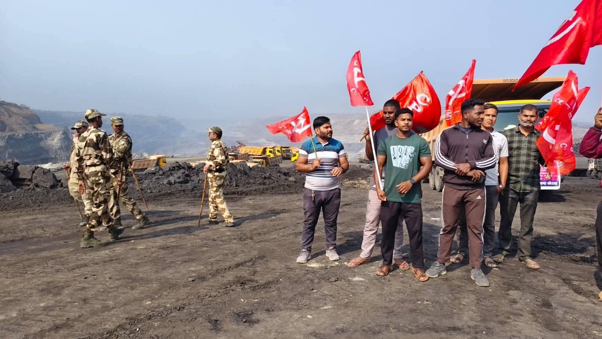 tncpim's tweet image. சத்தீஸ்கரில் உள்ள கோர்பா நிலக்கரி சுரங்கத் தொழிலாளர்களின் வேலை நிறுத்தம். #12thFebGeneralStrike #GeneralStrike #Feb12Strike #SaveFarmers #LabourRights