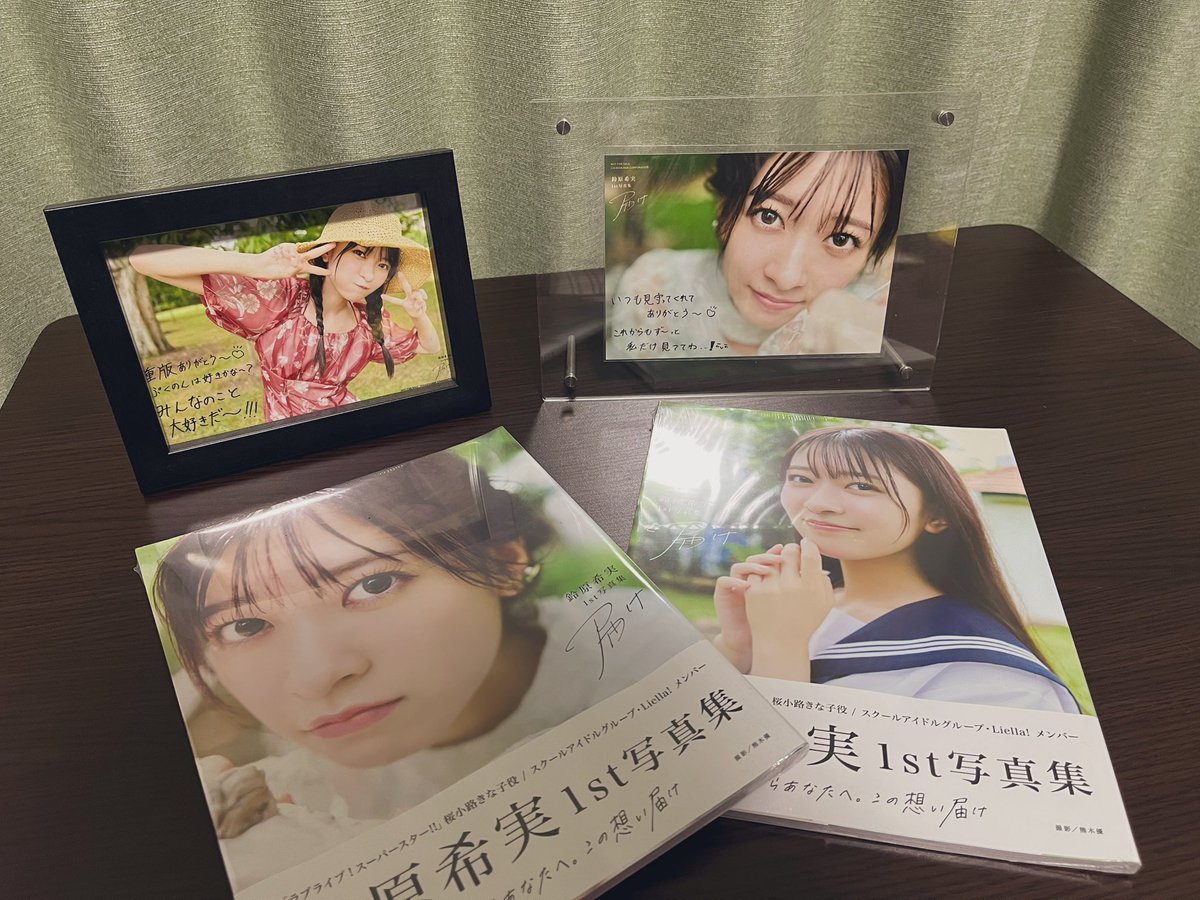 鈴木希実　サイン入り写真 制服風 鈴原希実、1st写真集『届け』発売1周年 制服動画でファン熱狂