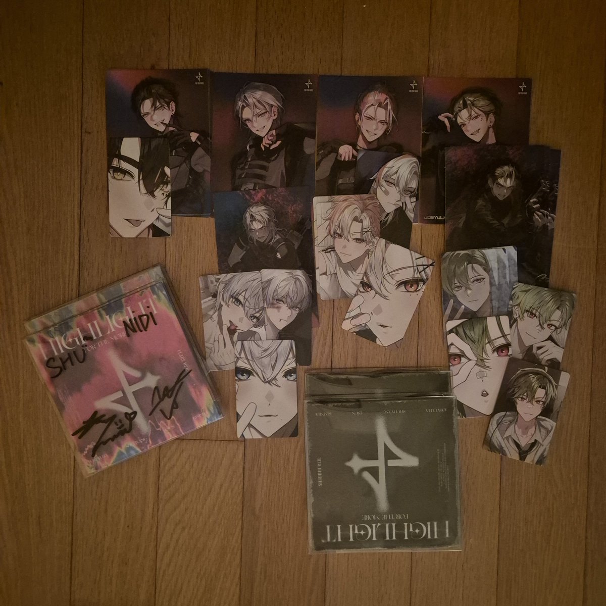 별하님 모으기 완! 포카 지짜이쁘긴 하다 무기 들고있는건 멤버별하나씩 갖고싶었는데  별하님이 점령했다에요