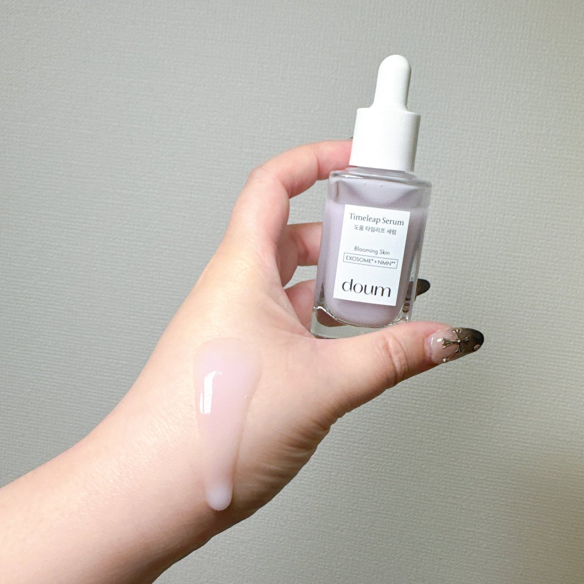 mskkiss's tweet photo. doum Timeleap Serum
「あの頃」のような肌を目指すスキンケアブランドdoumの贅沢美容液💜
CICAエクソホーム➕NMN➕レチノール➕ナイアシンアミドが配合なの全部盛りすぎる🥹
しかもマンダリンオレンジの香りがめちゃくちゃよくてリラックスできるの…🫶
#pr #doum #doum美容液 #doumお年玉祭り https://t.co/7UlbFC69Ql
