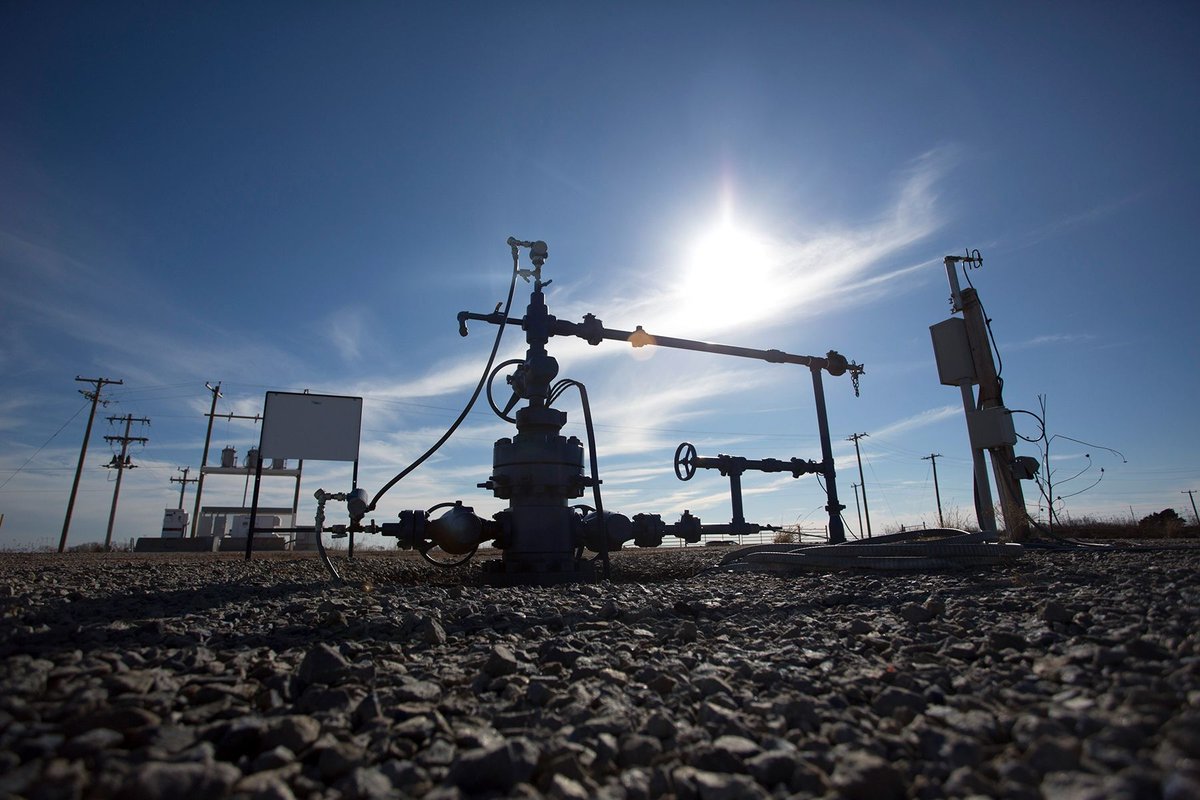 DeSmog's tweet image. buff.ly/t3MxiQv↗ 🛢️ NEW 🛢️ The US fossil fuel industry produces a trillion gallons of toxic drilling wastewater a year — and gets rid of most of it by injecting it underground. What could go wrong? (A lot.) #fossilfuels #climate #pollution #oklahoma #texas (Photo: J Pat