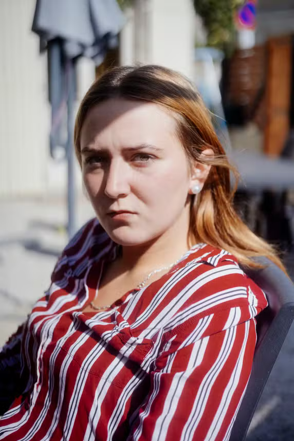 tvlofficiel's tweet photo. 🇫🇷 En mars 2020, Milly, alors âgée de 18 ans, a été violée par huit hommes dans une cave d'un immeuble de la cité des Mordacs, à Champigny-sur-Marne. Elle avait ensuite été frappée et menacée avec un pistolet afin qu'elle garde le silence.

Deux individus, désormais majeurs mais jugés par le tribunal pour enfants car ils avaient 15 ans à l'époque, ont été condamnés à 10 ans de prison, la peine maximale. Un troisième individu a été condamné à six ans de prison pour complicité de viol en réunion. Leur ADN avait été retrouvé sur les vêtements de la victime.

La victime, Milly, a déjà fait une tentative de suicide et souffre d'un syndrome de stress post-traumatique. Les violeurs sortiront de prison en étant âgé de trente ans à peine.