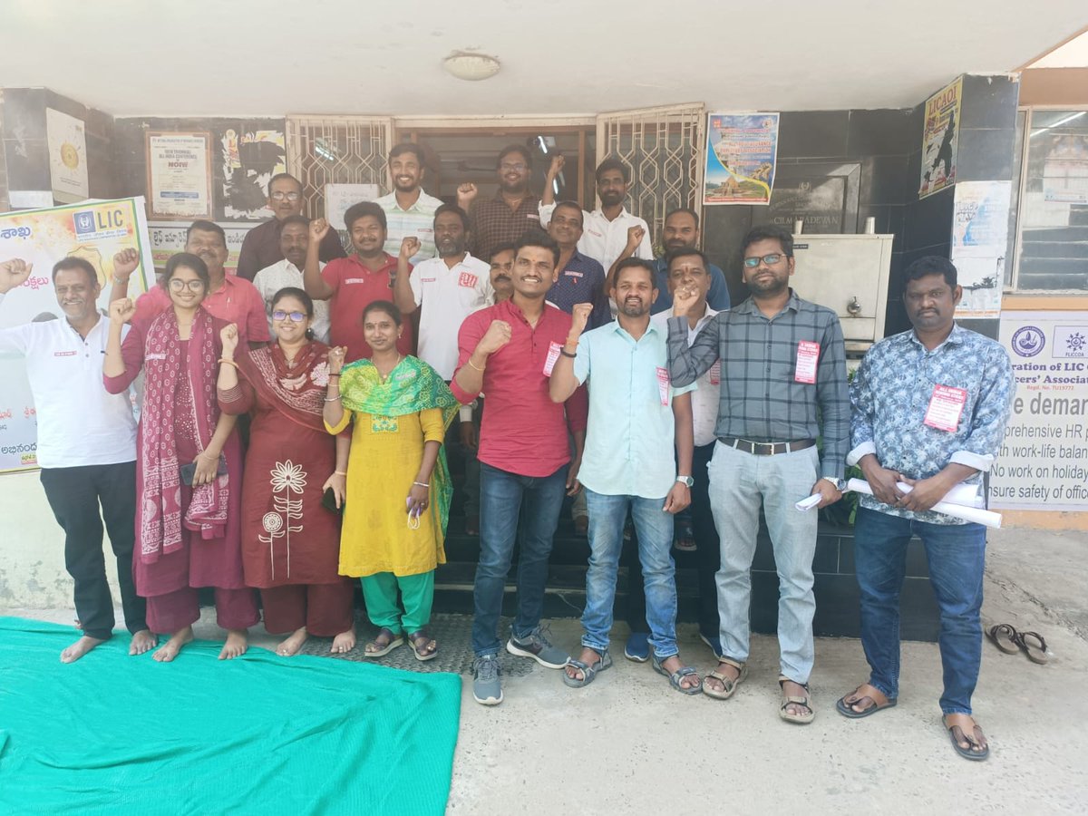 rangusai450's tweet photo. Nation wide General Strike at Siricilla Dist Headquarter by all trade unions.
🚩Stop Anti worker labour codes 
🚩Stop attacks on working class
🚩 Stop attacks on jobs of youth
#BharatBandh 
#AIBEA https://t.co/QnjQK3AYoh