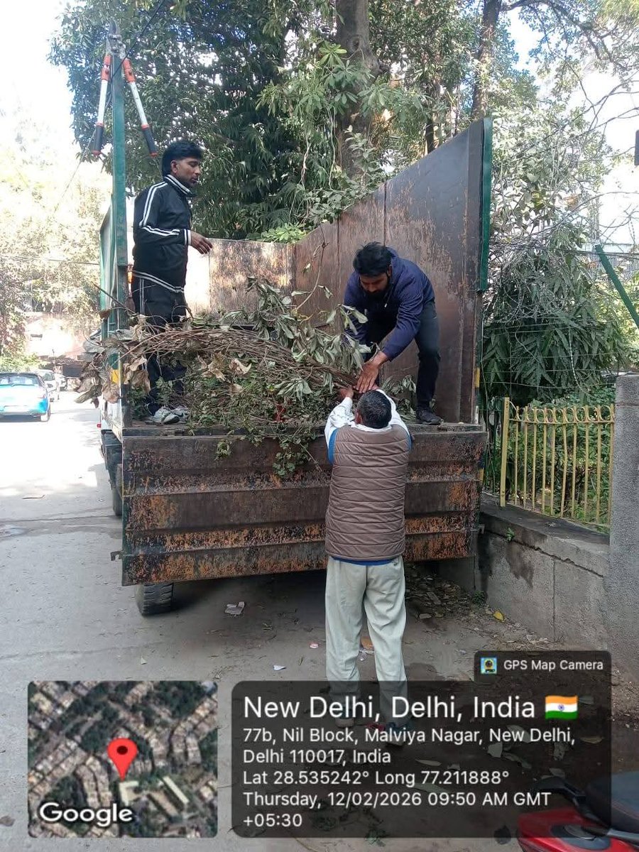 आज मालवीय नगर वार्ड 149 के आदर्श पार्क और L-79 बड़ा गोल चक्कर (शिव मंदिर) से कबाड़ उठवाने और सफाई का कार्य करवाया गया।