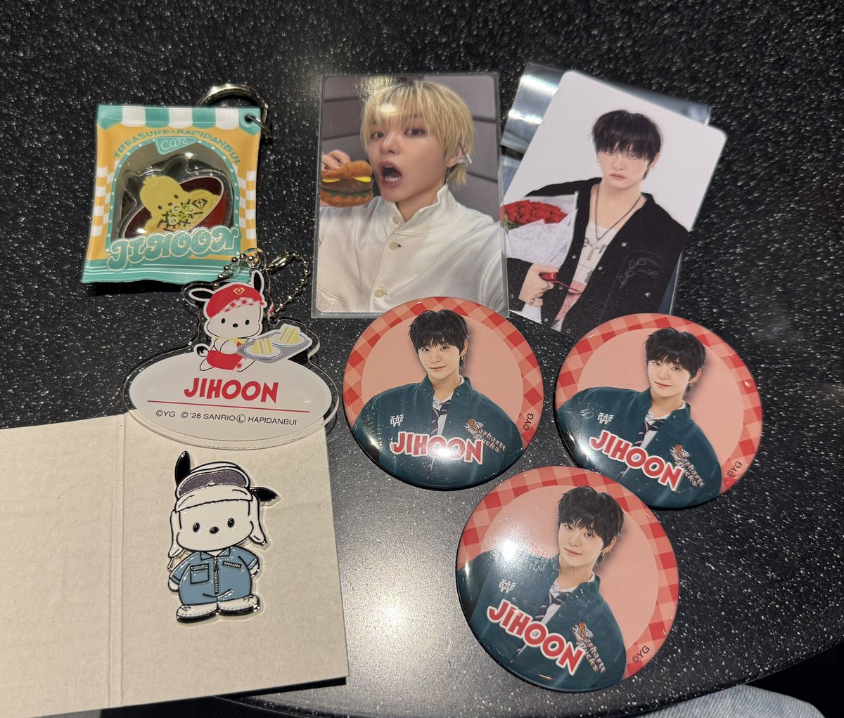 コラボカフェ行ってきた✌🏻
コラボ商品買わないつもりでいたのにまんまと買いました^_^
かほちゃんのおかげでトレカとかキーホルダーゲットできた🥺
あとステッカーだけ！！誰か一緒いこー！