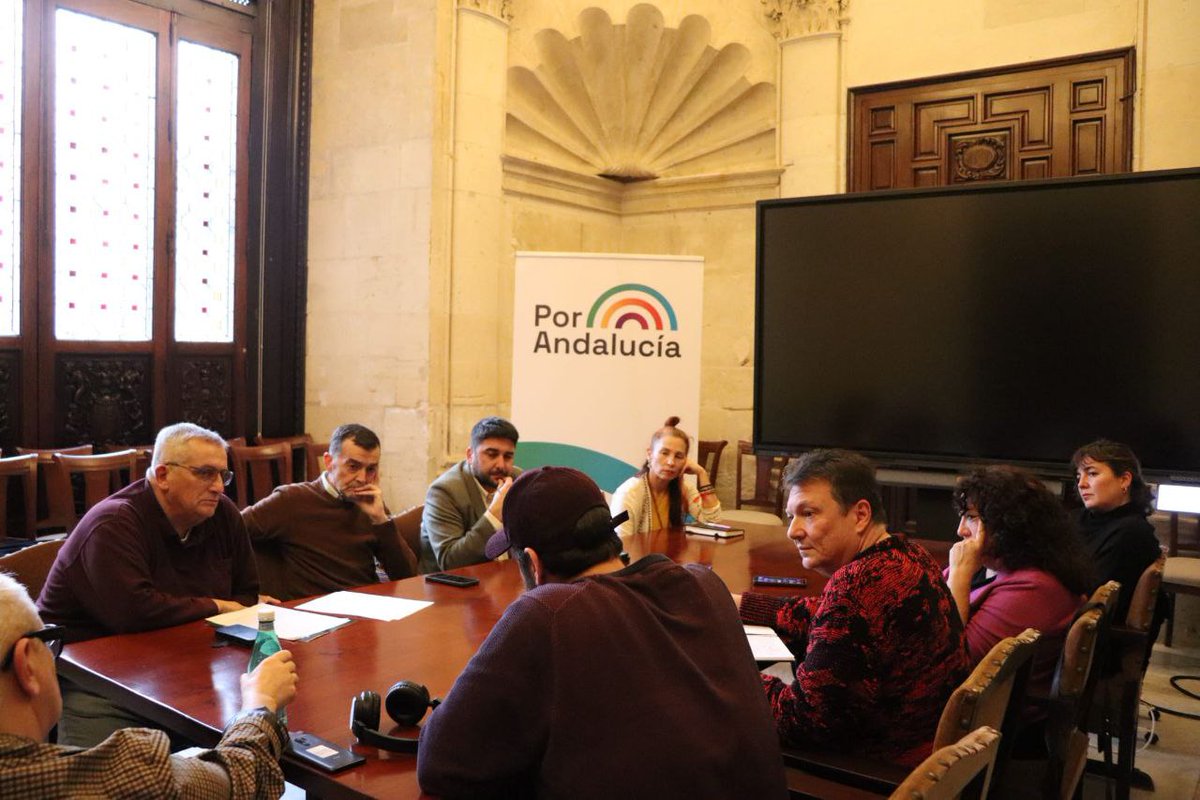 En la tarde de ayer, mantuvimos un encuentro con el sector de la cultura y las artes de Sevilla, muy preocupados por la decisión del Ayuntamiento de Sevilla y del ICAS de no convocar en 2025 las líneas municipales de ayudas a librerías, espacios y proyectos culturales.