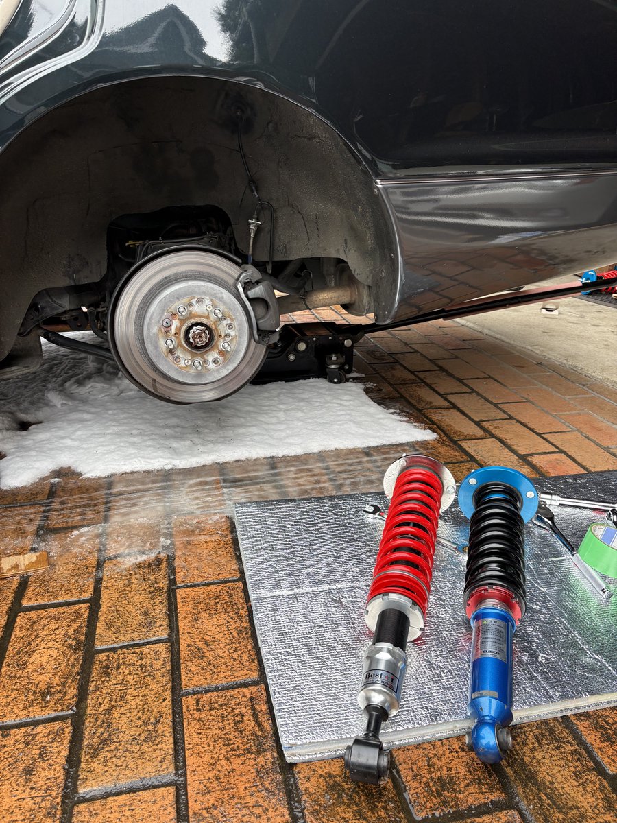 車高調に新しいバネ入れてとりあえず付けたら下がりすぎてジャッキ抜けなくなった。
エアサスぶっ壊れたような下がり具合笑