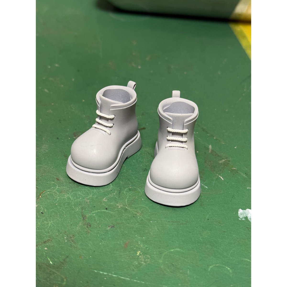 dareka_factory's tweet image. ブーツの靴紐は別素材。
こういう細かいところで
全体の印象が変わる気がします。

The boot laces use a different material.
Small details matter.

#figuremaking