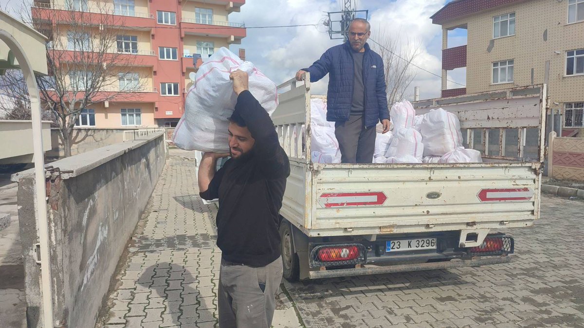 Umut Kervanı olarak Elazığ'ın Kovancılar ilçesinde hayırsever bir vatandaşımızın destekleri ile onlarca ailemize Gıda, Temizlik ürünleri ve Et yardımında bulundu.