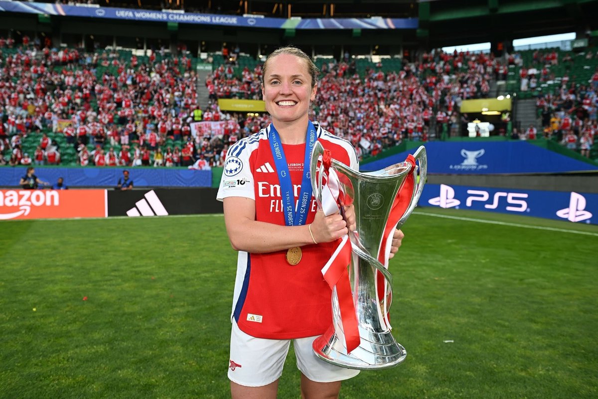 HardAwfc's tweet image. “Make a note of this kid, she’s going to be a big player.” — Vic Akers.

She went on to become not just an Arsenal legend, but a football legend. ❤️⚽️
Congratulations on 𝟒𝟎𝟎 appearances for Arsenal, my captain. 👏✨