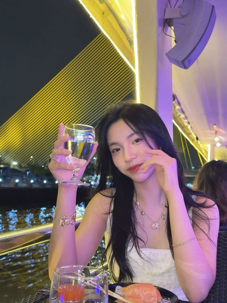 lycerime's tweet image. ni fotonya gantian apa gimana dah, kok belakangnya sama-sama mbak mbak rambut cokelat 😭