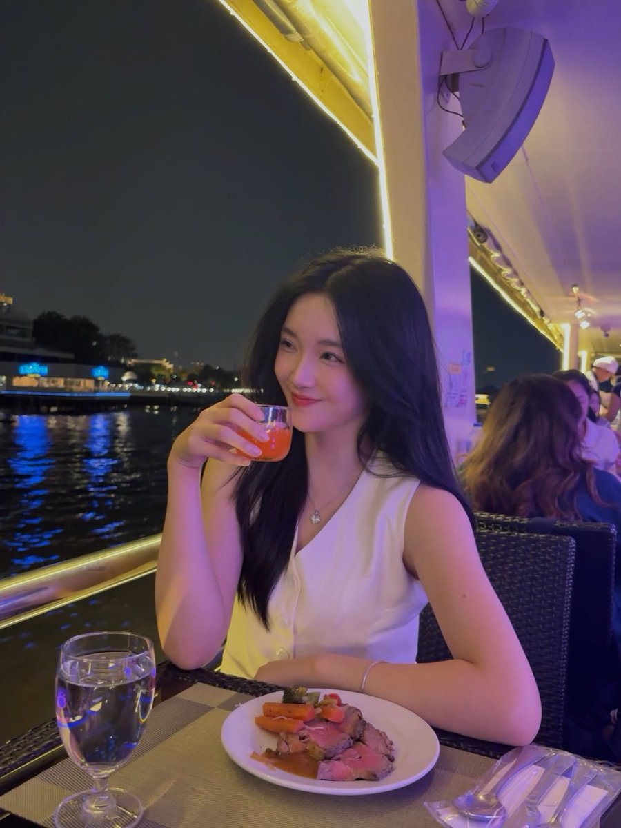 lycerime's tweet image. ni fotonya gantian apa gimana dah, kok belakangnya sama-sama mbak mbak rambut cokelat 😭