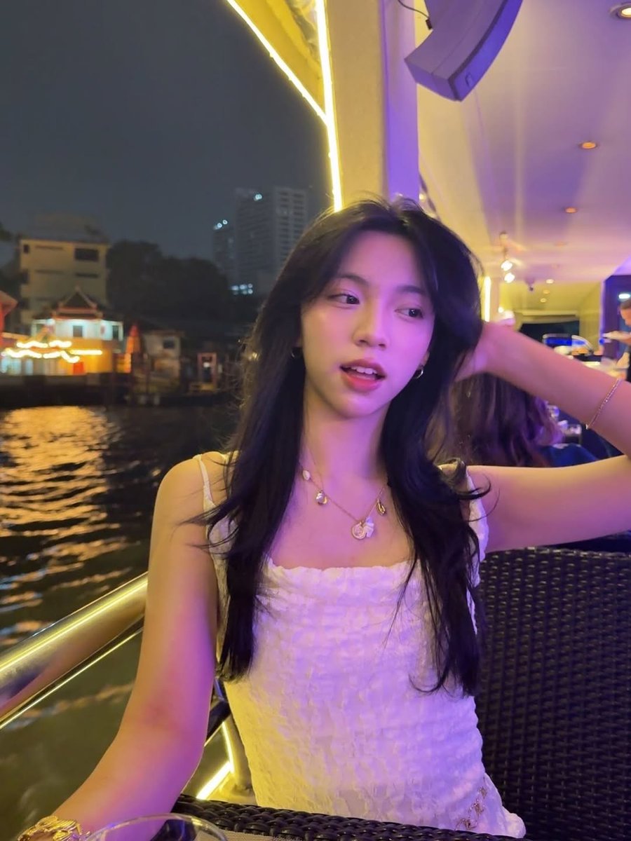 lycerime's tweet image. ni fotonya gantian apa gimana dah, kok belakangnya sama-sama mbak mbak rambut cokelat 😭