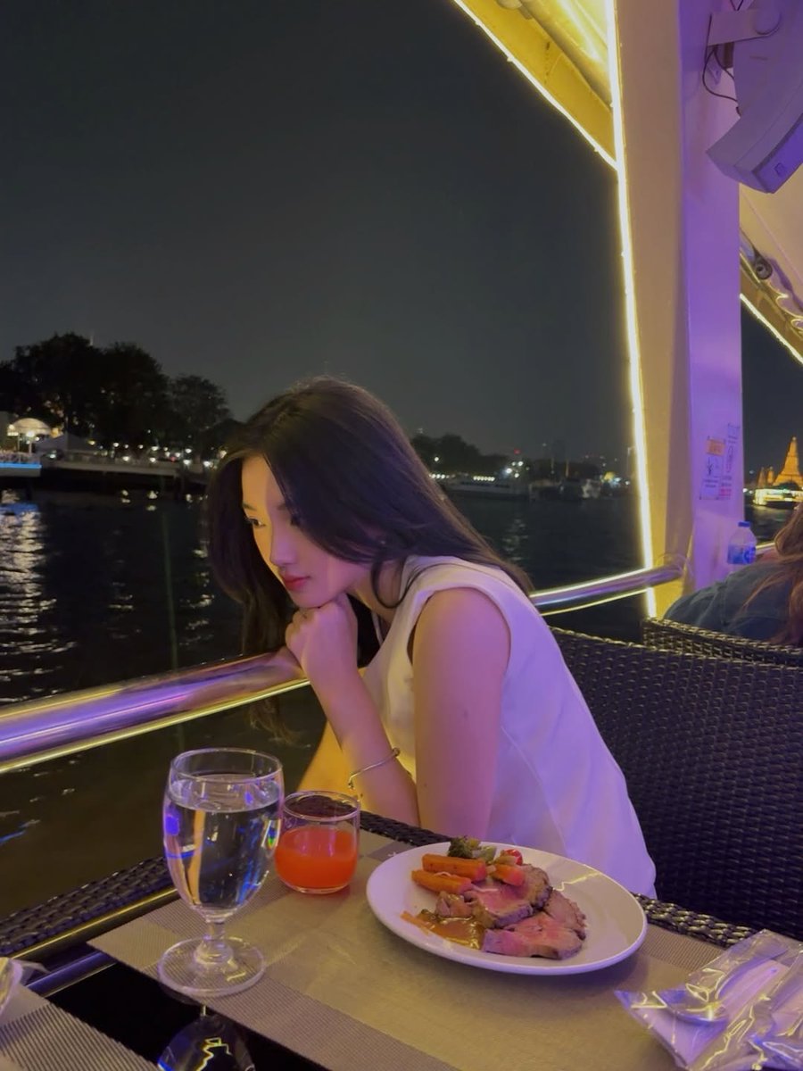 lycerime's tweet image. ni fotonya gantian apa gimana dah, kok belakangnya sama-sama mbak mbak rambut cokelat 😭