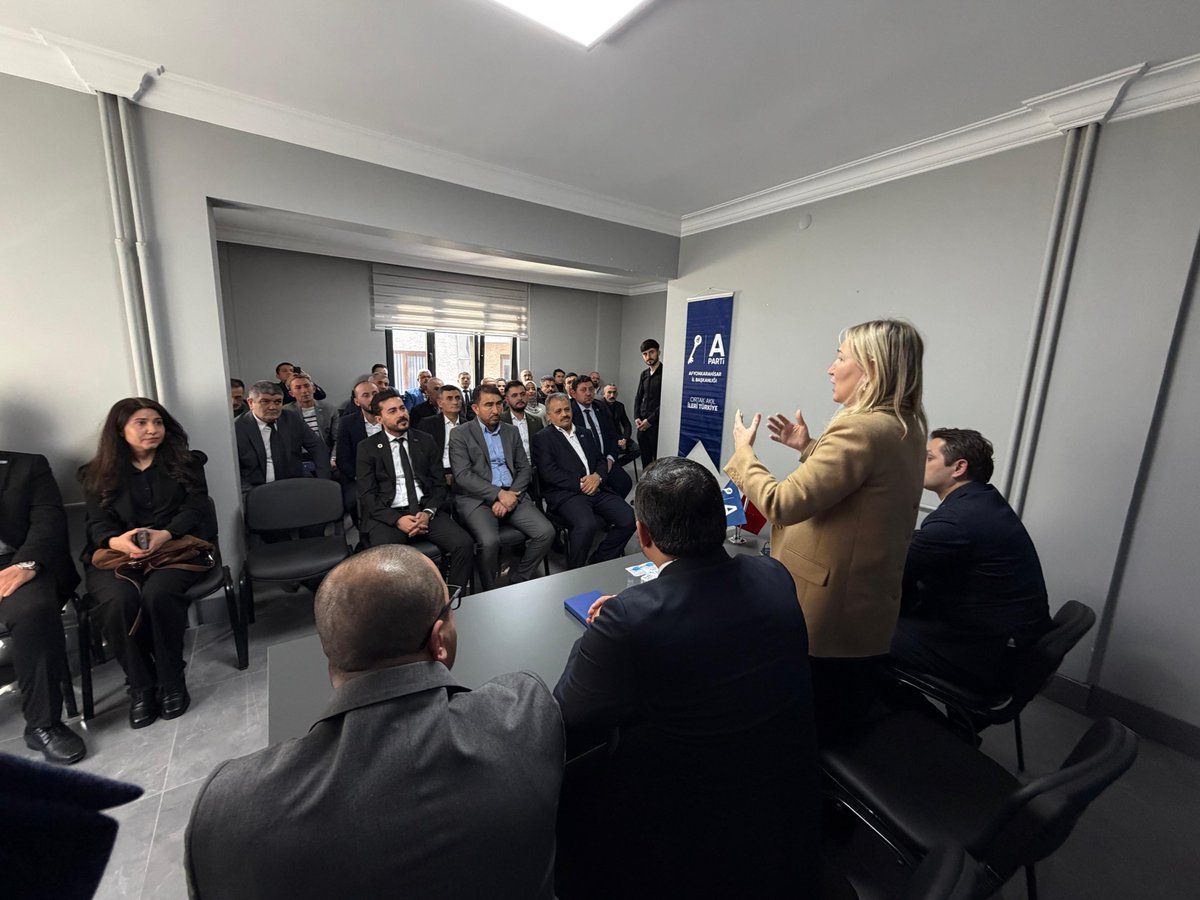 anahtarparti03's tweet photo. Merkez Kocatepe Beldesi AK Parti Meclis Üyesi Ali Tanrıkulu ile Dinar İlçemiz Haydarlı Beldesi MHP Meclis Üyeleri Savaş Danacı ve Şevket Türkyılmaz partimize katılmıştır.
Rozetleri, Genel Sekreterimiz Sayın Nihal Ağca tarafından takdim edilmiştir.
#AnahtarParti @anahtarparti https://t.co/n2yQMCCDef