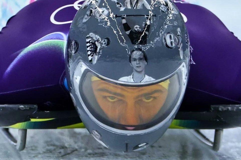 Vārtsarga Merzļikina ķiveri rotā atsauce uz Matīsu Kivlenieku – sportistu, kurš 2021. gadā gāja bojā nelaimes gadījumā.

Šādu mirušā godināšanu IOC pieļauj.

Taču, ja sportistu ir nogalinājusi krievijas raķete militāra iebrukuma laikā, tad šī sportista seja IOC izpratnē pēkšņi