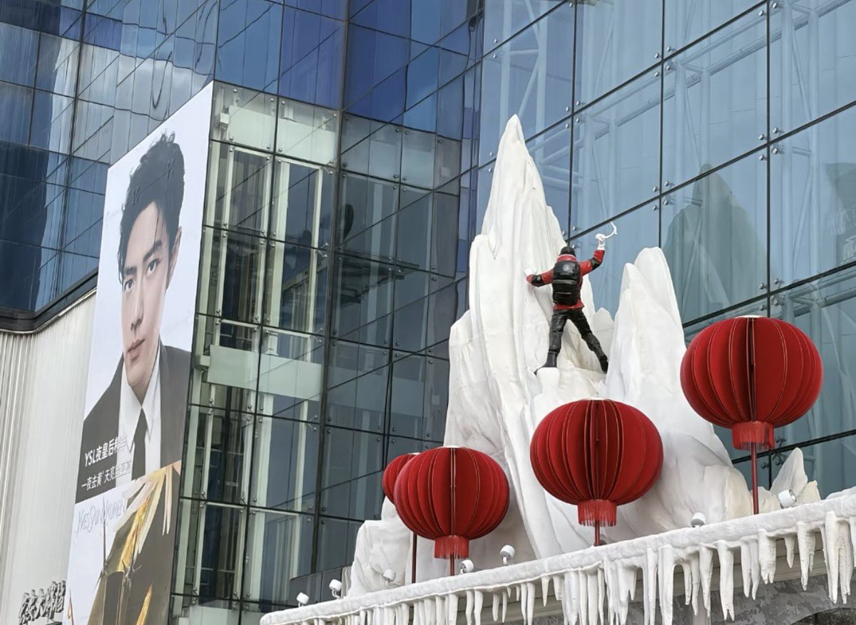 XZhanbaobao's tweet image. ชอบการตลาดห้างแบบใครตายช่างมันเนอะ
อยู่เคียงข้างกันบนยอดเขาหิมะ ที่ถุกต้องง🙂‍↔️