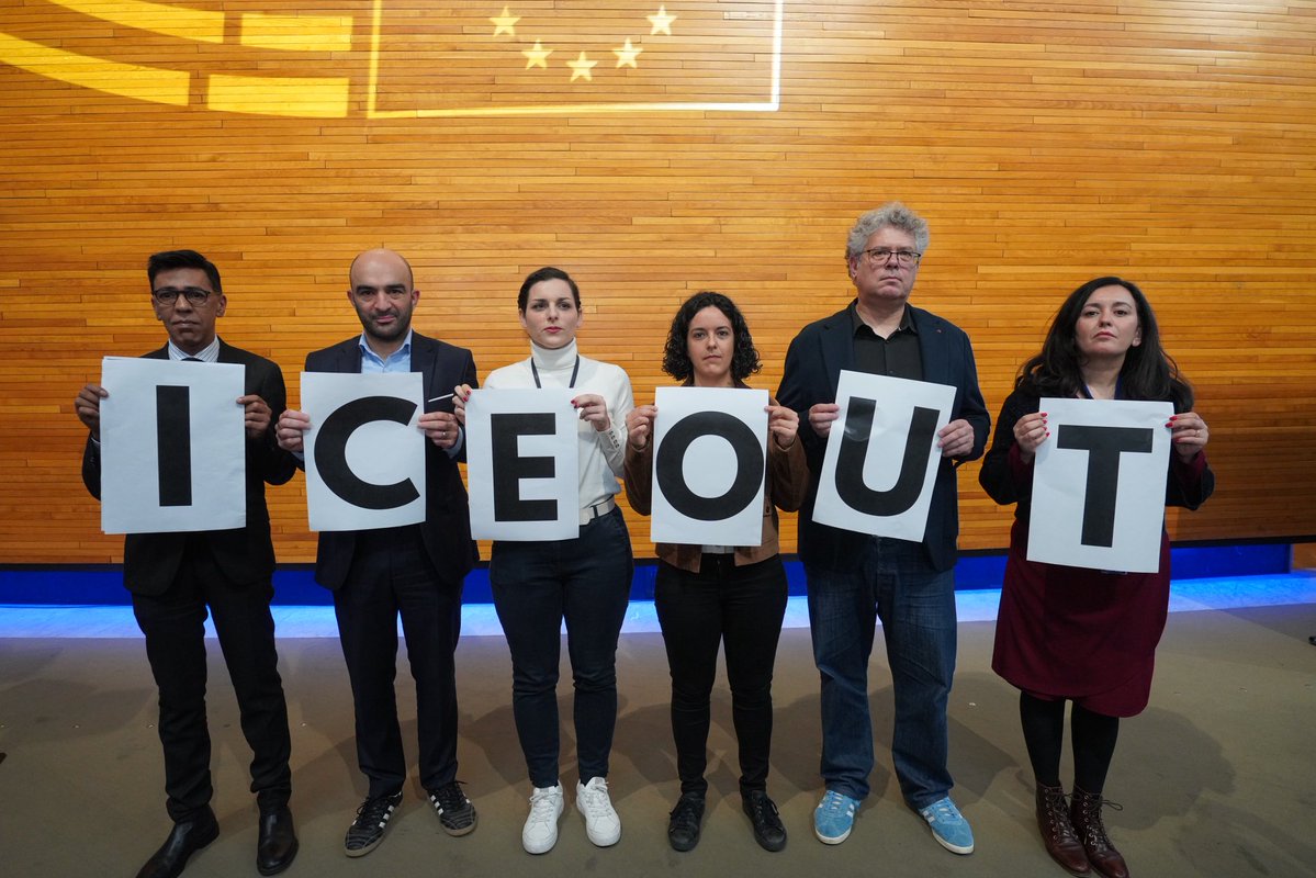 MarinaMesure's tweet image. Face au climat de terreur imposé par l’ICE aux États-Unis, nous lançons un message clair depuis le Parlement européen « ICE OUT ».

Solidarité totale avec les victimes et leurs proches.

Aux forces d’extrême droite en Europe qui soutiennent ouvertement cette milice :  nous ne