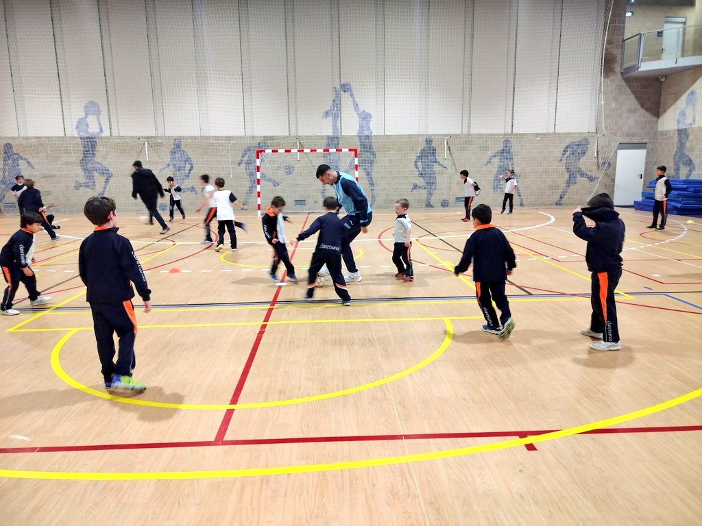 ⚽ Ayer los chicos de las categorías prebenjamín y benjamín recibieron la visita de Óscar, portero de <a href="/InterMovistar/">Movistar Inter FS</a> <a href="/AcademiaInterFS/">La Academia Movistar Inter F.S.</a>

🌟 Un entrenamiento en el que pudimos conocer mejor el deporte profesional.

✍️ Al finalizar, todos los chicos se llevaron una firma de recuerdo.