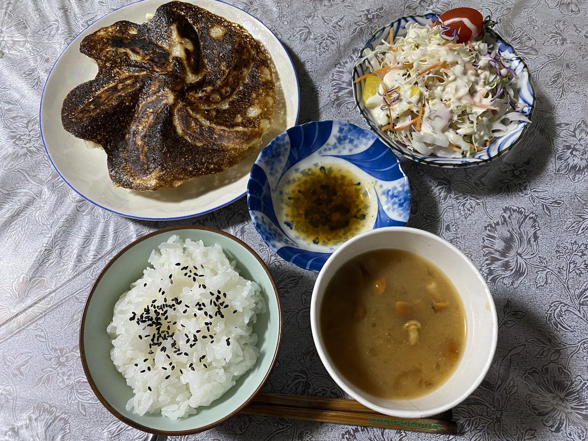 夜
餃子を焼きました。パリパリ感が美味しいです。🥗となめこ汁と共に。
 #TEYご飯