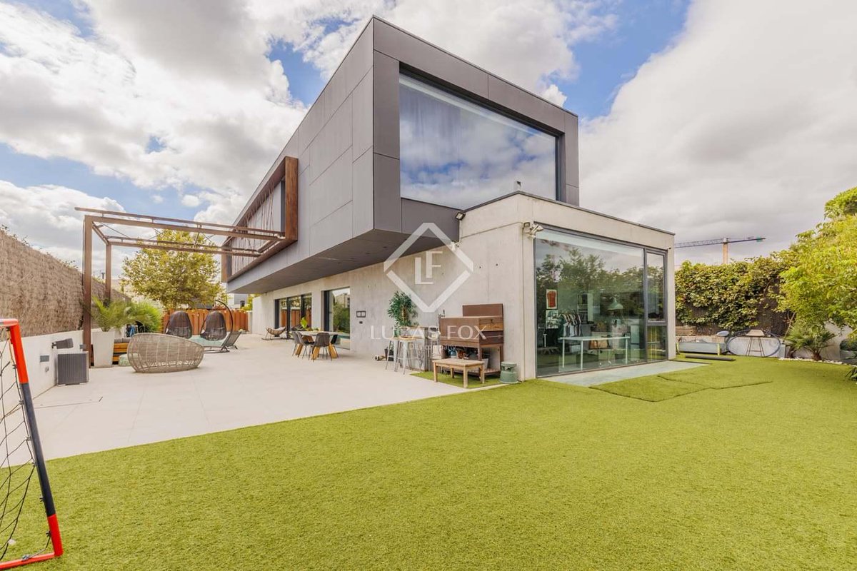 En venta: villa de lujo y diseño contemporáneo en Madrid ➡️noticias.spainhouses.net/2026/02/en-ven… 😍 #Madrid #Casadelujo #casaenMadrid #BoadilladelMonte
