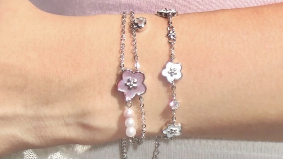 อีกแบรนด์ที่แนะนำ เป็นคอลดอกไม้จิ๋วน่ารักๆ🤏🏻 เป็นเครื่องประดับที่เห็นแล้วน่ารักจนใจเจ่บ มีหลายแบบเลย เอามาแมชท์กันแล้วเข้าสุดๆ🩰💭🌸