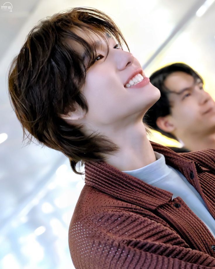 This is the most omega coded phuwin that I've ever seen. It looks like he's releasing pheromones of jasmine all over the place that makes everyone calm.