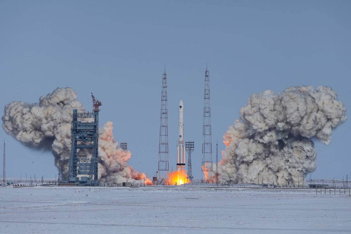 TheSpacePirateX's tweet image. Physics meets art. 🛰️🔥
Photographer Ivan Timoshenko captures the power of the Proton-M launch from Baikonur, carrying the Elektro-L No. 5 weather satellite.

​Take a look at these views: 👇

​#ProtonM #RocketLaunch #Photography