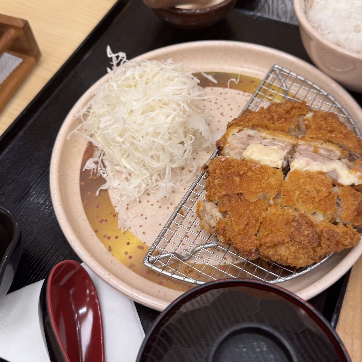 silhouitte's tweet photo. First time cobain Kimukatsu 🍱 https://t.co/cq2nCn6PVv