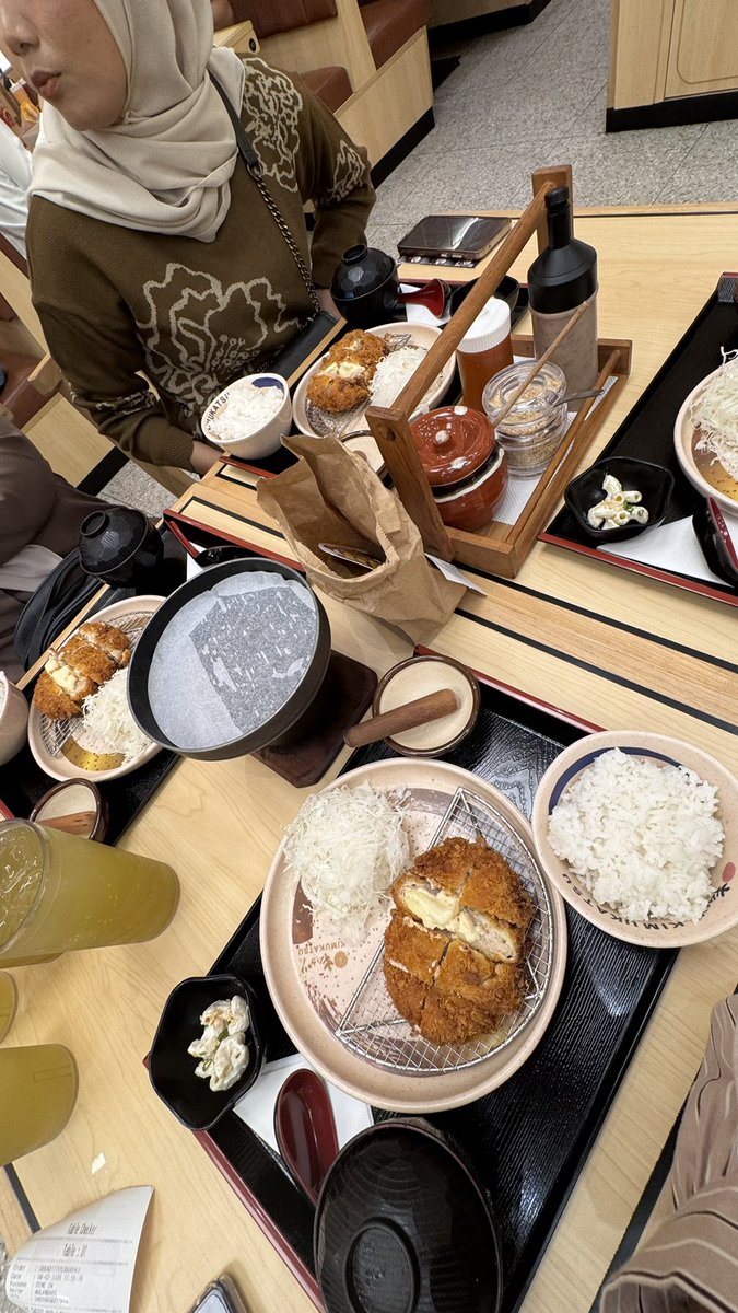 silhouitte's tweet photo. First time cobain Kimukatsu 🍱 https://t.co/cq2nCn6PVv