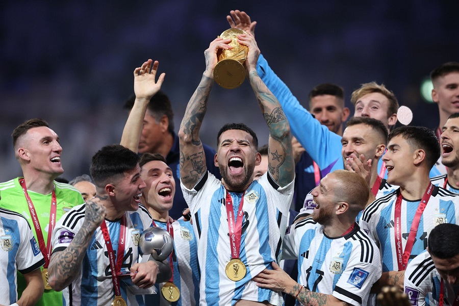PasionFortinera's tweet photo. 🫡 De las Inferiores de #Vélez a ser una de las figuras de la Selección Argentina Campeona del Mundo en Qatar 2022.

¡Feliz cumple, @Notamendi30! https://t.co/PVDsEe8bsp