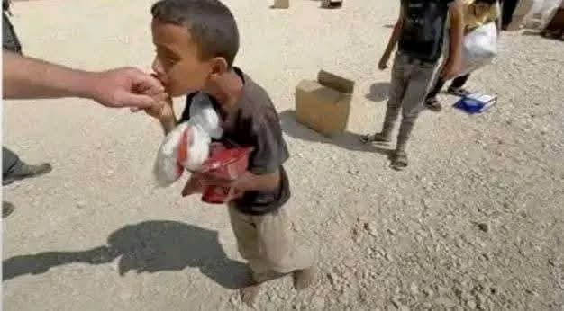 سار على قدميه جائعا لأكثر من 12 كيلو متر ليوفر طعاما لأسرته، قبّل يد الضابط بعد أن أعطاه فتاتا من الطعام، وعندما غادر أطلقوا عليه النـار وقتـلوه .. 

قِمّة القَــسوة وانعدام الرَّحمة اللي ممكن يتخيلها بشر .

استمروا بتذكير العالم بجراائم الاحُُــــتلال؛

لا تنسوا، لا تغفروا .