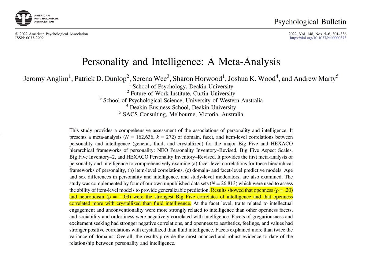 Zekâ ile en güçlü pozitif ilişkiye sahip kişilik özelliği, yeni fikirlere açık olmak ve entelektüel meraktır. 
Aşırı sosyallik, heyecan arayışı, duygusal dengesizlik ve katı kuralcılık ise zekâ ile hafif ancak tutarlı negatif ilişkili kişilik özellikleridir.