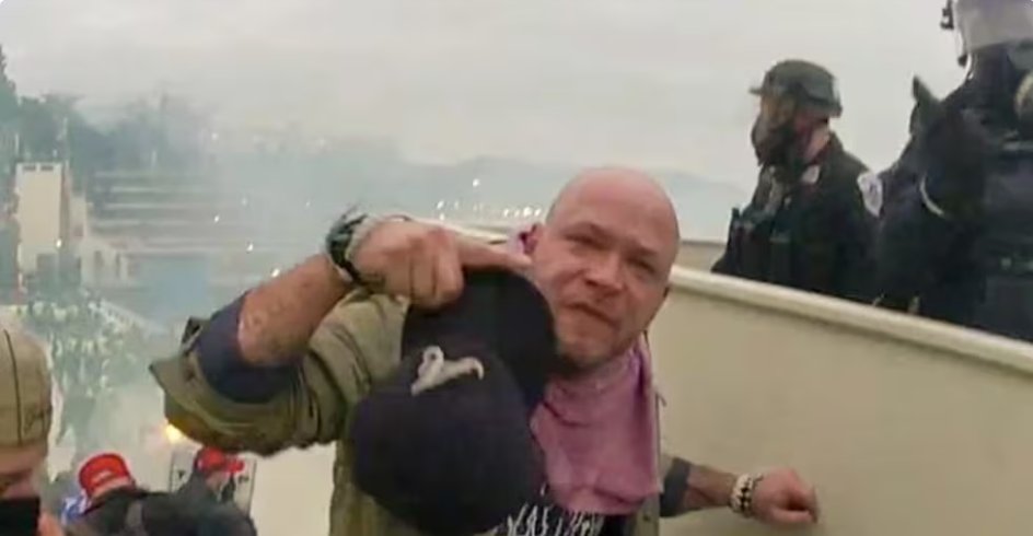 Paul Johnson, 44 anys, extremista d dretes i fanàtic d Trump. Va participar a l'assalt al Capitoli, fet pel q va ser condemnat. Trump el va indultar. El novembre va ser detingut a Florida per múltiples càrrecs d'agressions sexuals a menors. "El faro del mundo libre" va dir Ayuso.