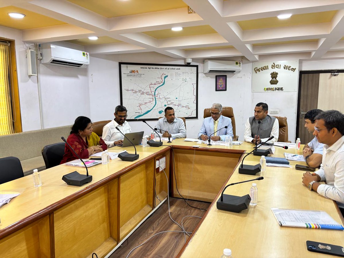 CollectorAhd's tweet photo. આજરોજના ભારતના ચૂંટણી પંચના સ્પેશ્યલ રોલ ઓબઝર્વર શ્રી કે.કે. મિશ્રા (IAS) ના અધ્યક્ષસ્થાને મતદારયાદી ખાસ સઘન સુધારણા કાર્યક્રમ(SIR) અંતર્ગત કલેકટર કચેરી અમદાવાદ ખાતે સમીક્ષા બેઠકનું આયોજન કરવામાં આવ્યું. 
બેઠકમાં આણંદ તથા ખેડા જિલ્લાના કલેક્ટરશ્રીઓ અને EROશ્રીઓની હાજરી સાથે અધ્યક્ષસ્થાનેથી SIR અંગે વિગતવાર સમીક્ષા કરવામાં આવી.  

#SIRGujarat