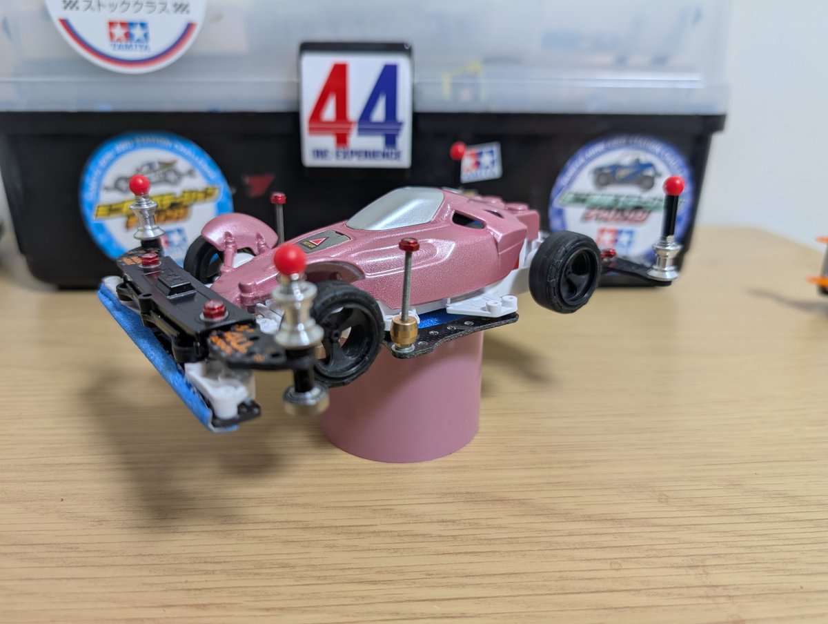 SASAKI96149285's tweet photo. ＃ミニ四駆工房
＃スーパーライト97アバンテ
(以後 #SL97・AVANTE)
#VZchassis
chassisが壊(折)れて⬜️chassisに換装、その他１部⚙シャフト等、新品交換他は変更部品無しでそのまま移植😤ボディは塗装リペア(タミヤパールライトレッド)、キャビン部をメタルシルバー塗装😤 https://t.co/QAg3ySxMeM