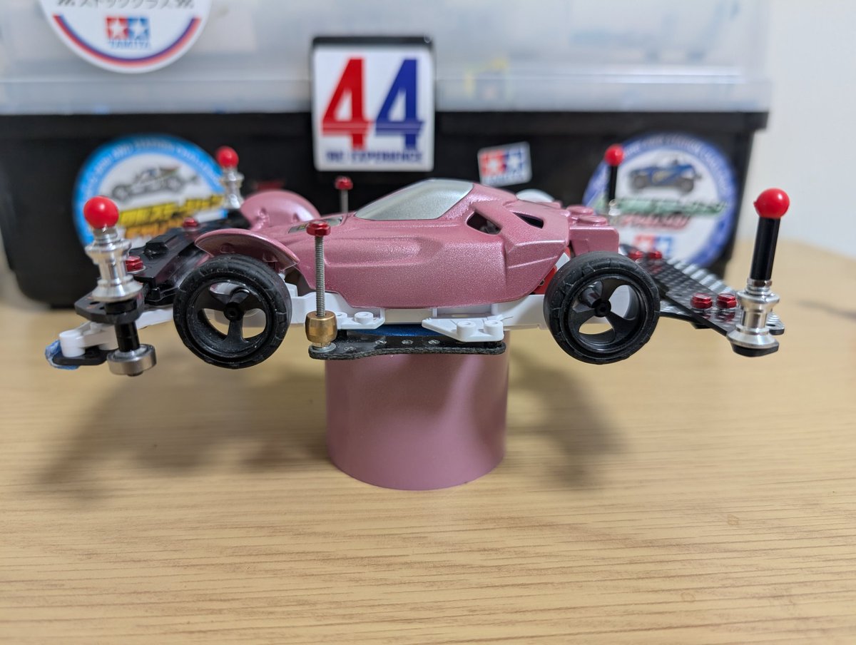 SASAKI96149285's tweet photo. ＃ミニ四駆工房
＃スーパーライト97アバンテ
(以後 #SL97・AVANTE)
#VZchassis
chassisが壊(折)れて⬜️chassisに換装、その他１部⚙シャフト等、新品交換他は変更部品無しでそのまま移植😤ボディは塗装リペア(タミヤパールライトレッド)、キャビン部をメタルシルバー塗装😤 https://t.co/QAg3ySxMeM