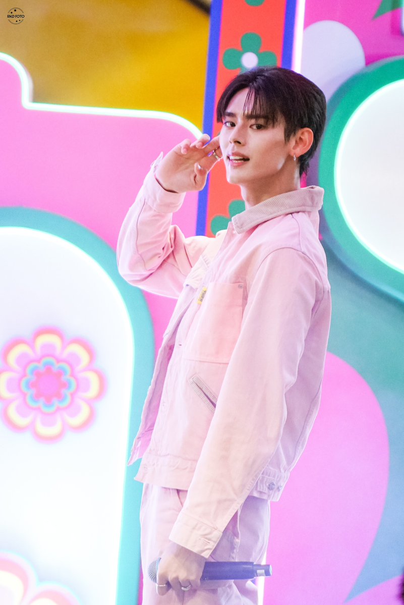 ทราบแล้วเปลี่ยนแบบต้อนรับตรุษจีนคับ 😊

PERSES AT LOVE STORE

#NAY_PERSES
#THEMALLLOVESTORExPERSES 
#PERSES #PERSES_TH
#RKDFoto