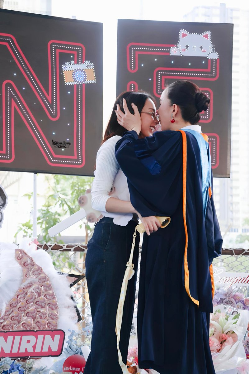 EnjoyJune_CNFC's tweet photo. share the important moment with her "girlfriend"😝

JLAND IS PROUD OF JUNE
#JuneGraduationDay https://t.co/cZGz2bXGiG