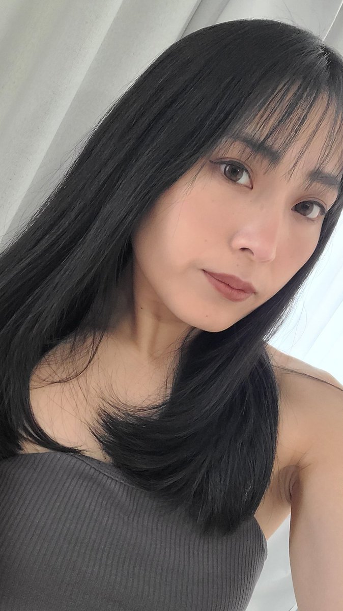 この写真、スマホ内カメ撮影で加工してないんだけど、被写体活動再開してから化粧が上達した気がする☺️