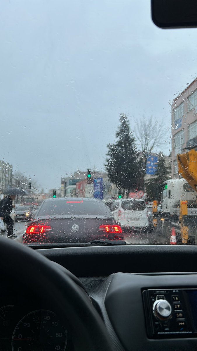 Balık tutmaya gideyim diye evden çıktım yağmur başladı balık ben olucam galiba