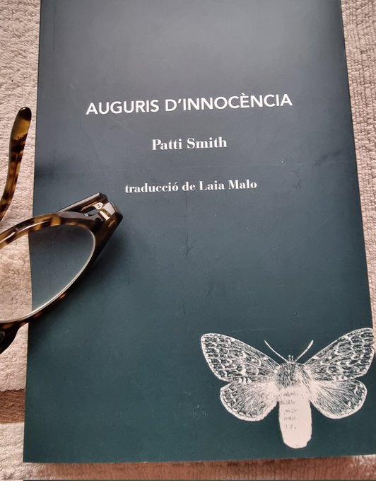 josepballesterr's tweet photo. Vaig sentir que ploraves a mig son
i em vaig quedar allà dreta mirant-te.
Vaig veure't la lluna rere l'orella, 
uns canells com els meus, els cabells de ma mare.
Vaig veure't els braços del pare
i també tenies els seus omòplats

Patti Smith
(tr. Laia Malo)
@LaBreuEdicions https://t.co/6qAWYi3yWd