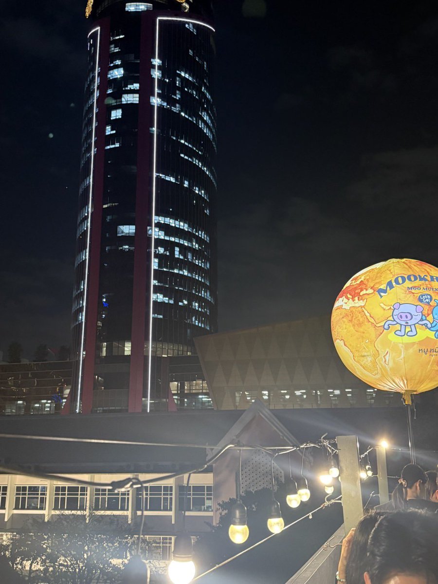 หวงร้านนี้มากก แต่ก็อยากให้ร้านเขาแมส เป็นร้านหมูกระทะ แถว Bts สะพานควาย อยู่บนรูฟท็อปนั่งกินบนดาดฟ้าเลย อร่อยมากก บรรยากาศดี ชื่อร้านหมูหมึกกุ้ง* เป็นร้านอาหารที่จะพาครอบครัวไปนั่งกินก็ได้ พาแฟนไปดินเนอร์ หรือจะไปนั่งชิวกับเพื่อนก็ได้เลย อาหารทุกอย่างคืออร่อยมากก