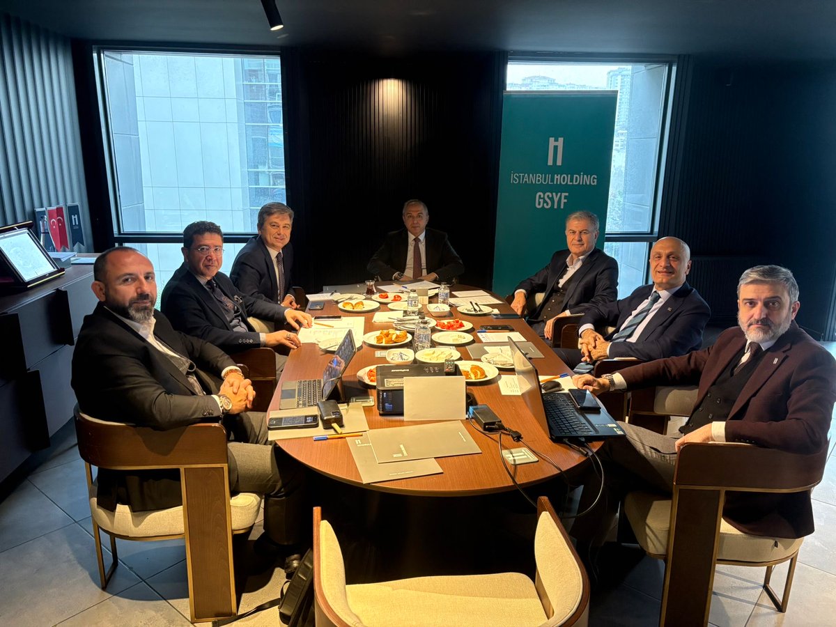 holdingistas's tweet photo. İSTANBUL HOLDİNG ÇALIŞMAYA VE ÜRETMEYE DEVAM EDİYOR

İstanbul Holding olarak 2026 yılının ikinci Yönetim Kurulu toplantısını güçlü bir katılımla gerçekleştirdik.

Toplantımızda, devam eden projelerimiz tüm boyutlarıyla ele alınmış; finansal performans, operasyonel verimlilik ve sürdürülebilir büyüme odağında kapsamlı değerlendirmeler yapılmıştır. Aynı zamanda, hızla değişen küresel ve yerel dinamikler ışığında orta ve uzun vadeli stratejik yol haritamız netleştirilmiş, yeni yatırım alanları ve büyüme fırsatları detaylı biçimde masaya yatırılmıştır.

İstanbul Holding, köklü kurumsal yapısı, güçlü yönetim anlayışı ve geleceği öngören vizyonu ile 2026 yılında da değer üretmeye, sektörel dönüşüme liderlik etmeye ve paydaşlarına sürdürülebilir katma değer sağlamaya kararlılıkla devam edecektir.

Belirlediğimiz stratejik hedefler doğrultusunda; disiplinli yönetim anlayışımız, yenilikçi bakış açımız ve güçlü ekiplerimizle daha büyük adımlar atmaya hazırız. 2026 yılını, büyümenin, dönüşümün ve kalıcı başarının yılı olarak konumlandırıyoruz.